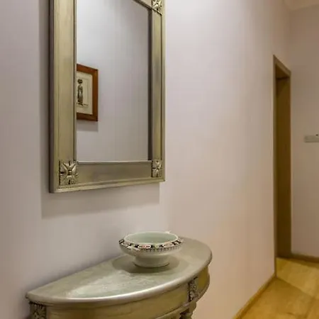 Luxury Charm, 2br-2bh, Sleeps 6, Pool Table