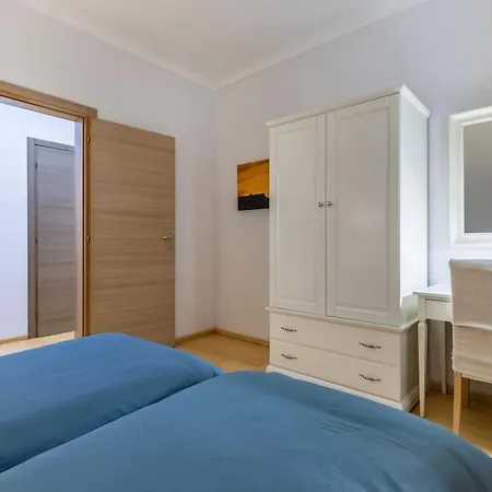 Luxury Charm, 2br-2bh, Sleeps 6, Pool Table Apartment