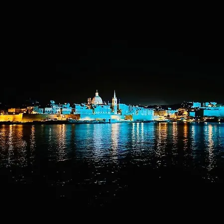 Luxury Charm, 2br-2bh, Sleeps 6, Pool Table * Sliema