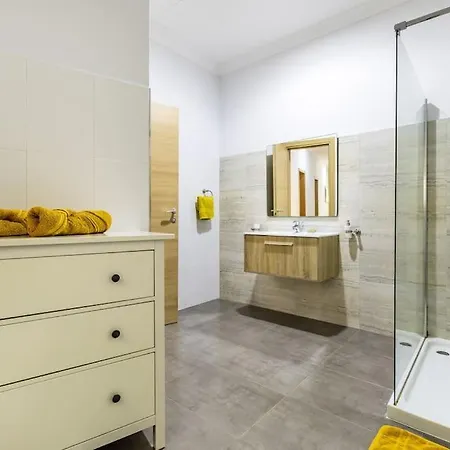 Luxury Charm, 2br-2bh, Sleeps 6, Pool Table Sliema