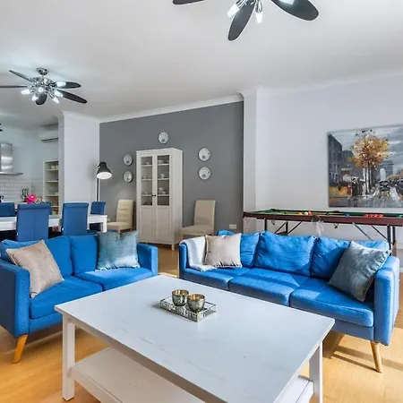 Luxury Charm, 2br-2bh, Sleeps 6, Pool Table Appartamento