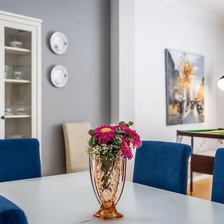 Apartment Luxury Charm, 2br-2bh, Sleeps 6, Pool Table *