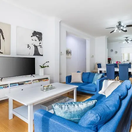 Luxury Charm, 2br-2bh, Sleeps 6, Pool Table Apartment *