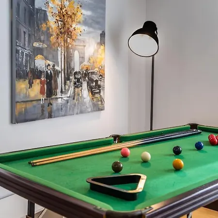 Luxury Charm, 2br-2bh, Sleeps 6, Pool Table Apartment