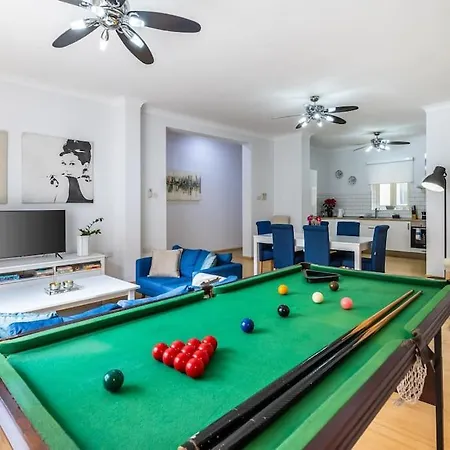 Luxury Charm, 2br-2bh, Sleeps 6, Pool Table Sliema