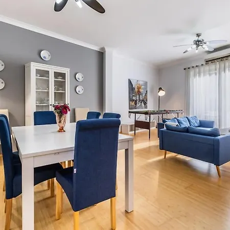 Luxury Charm, 2br-2bh, Sleeps 6, Pool Table شقة سليمة
