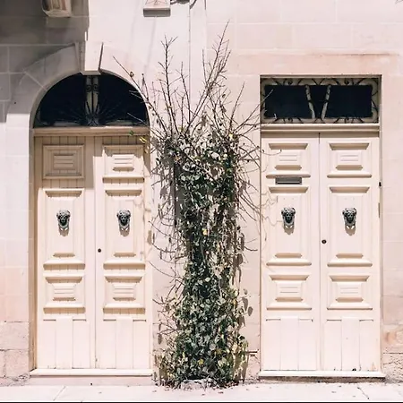 Luxury Charm, 2br-2bh, Sleeps 6, Pool Table سليمة